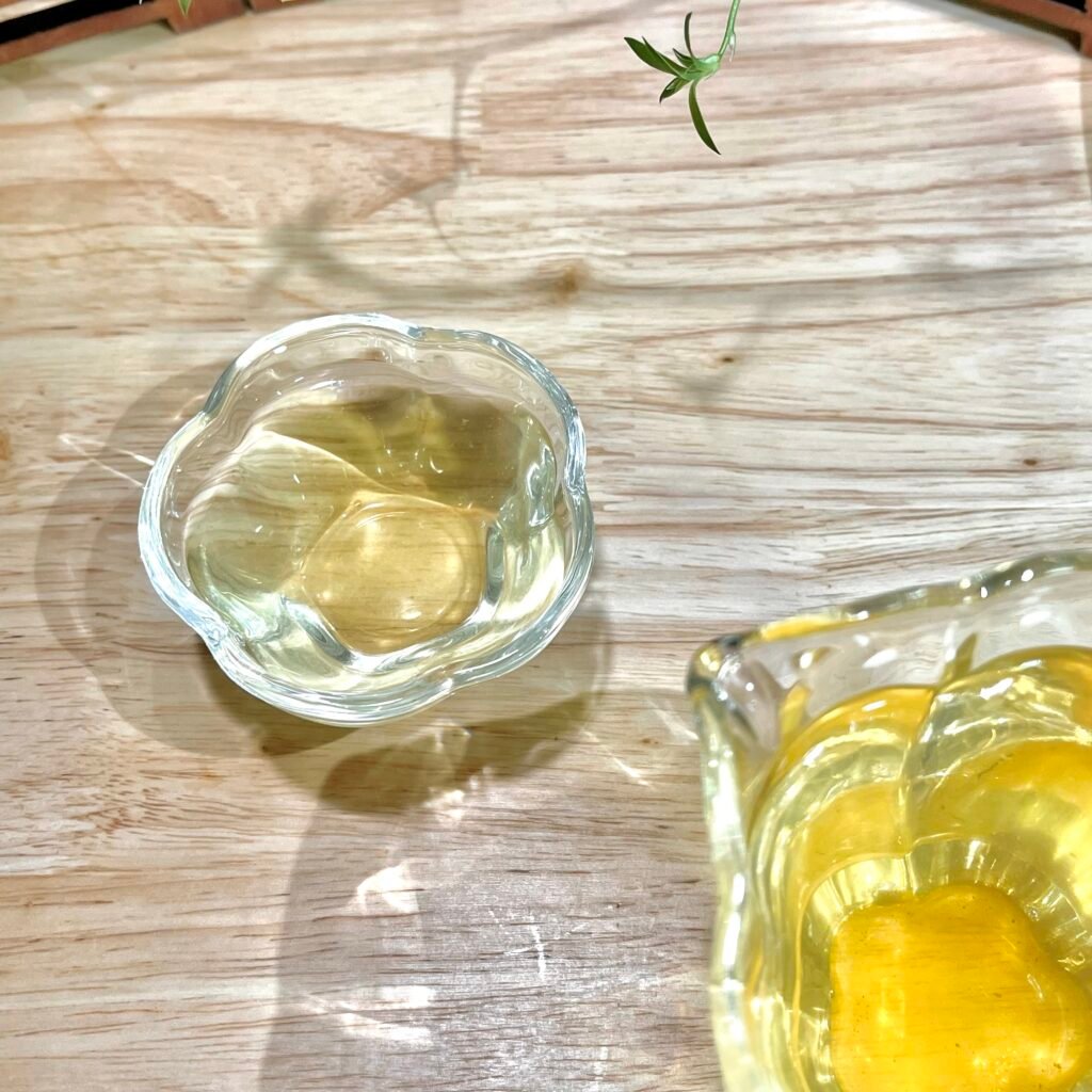 A vibrant chartreuse tea liquor of Fujian chestnut aroma green tea, showcasing the clean and transparent texture of high mountain cloud mist tea.