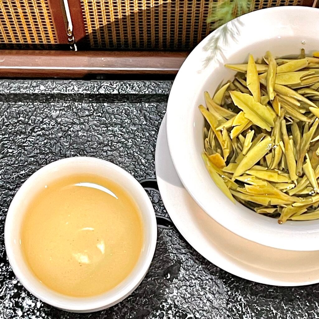 Step-by-step white tea brewing guide infographic showing water temperature and steeping time in gaiwan