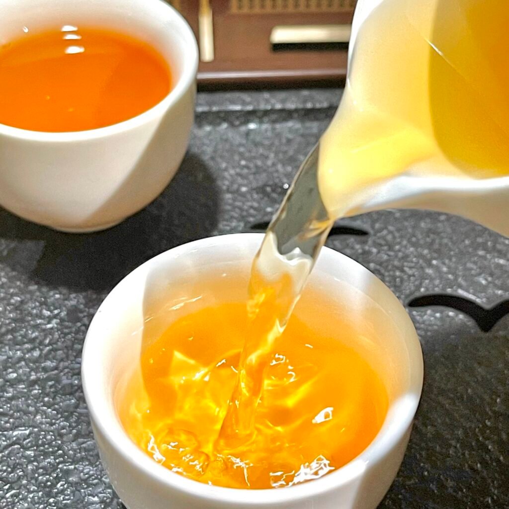 brewing loose leaf Chinese black tea at the proper temperature