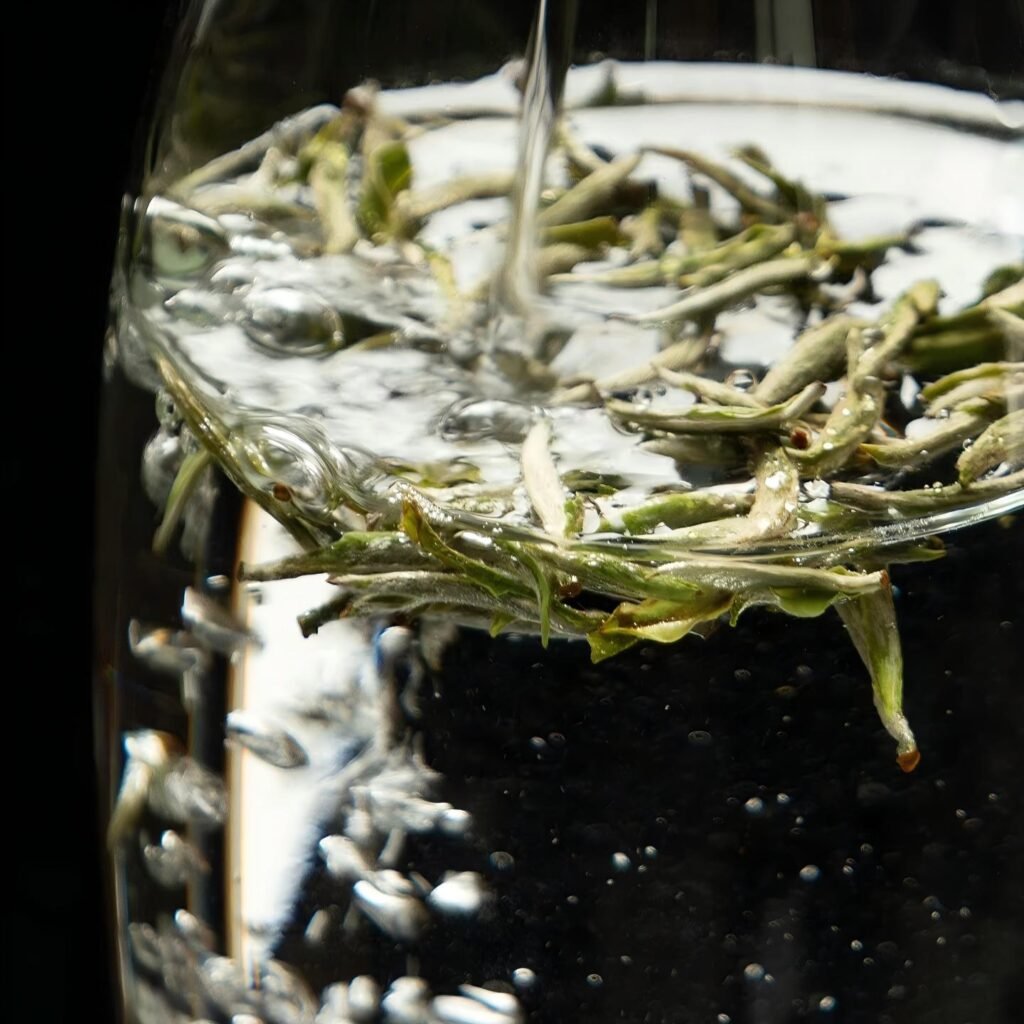 A refreshing glass of iced tea showcasing how to make cold brew tea using premium loose leaves for a naturally sweet flavor.