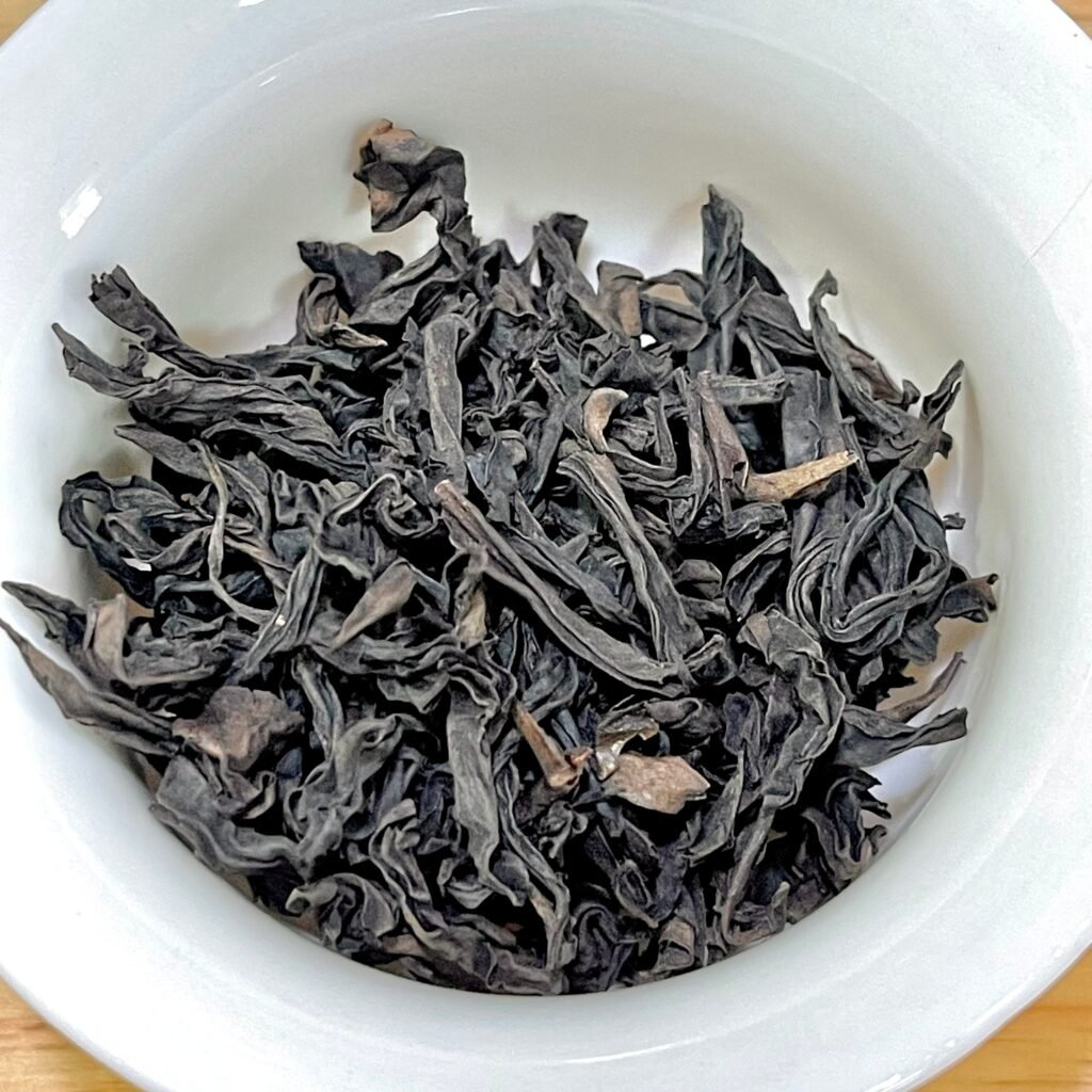 White porcelain 120ml gaiwan with 8g rock tea leaves for gongfu brewing