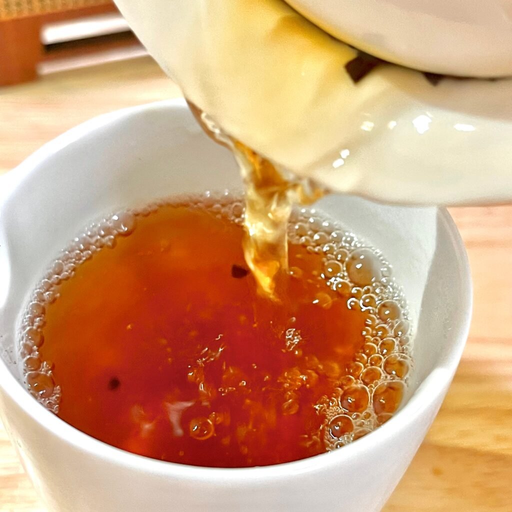 Gongfu gaiwan brewing setup for tasting Wuyi cinnamon rock tea.